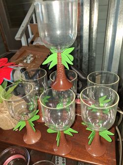 7 plastic drinking glasses