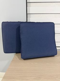 Two Water-resistant outdoor cushion/ cojin resistante al again