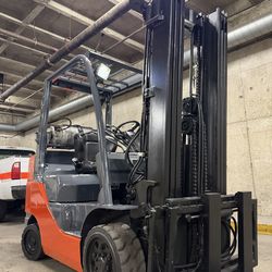 TOYOTA M8 forklift,6600 lb, 3 stage, side shift