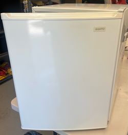 Sanyo Mini Refrigerator