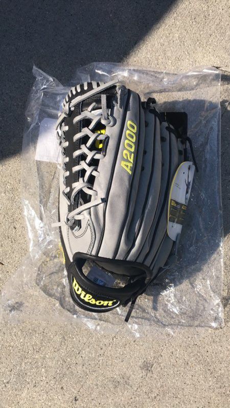 Baseball glove Wilson A2000 12.5 lefty