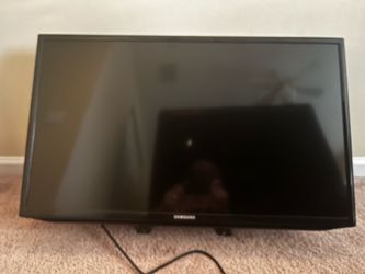 33 inch Samsung color TV with wall bracket and remote.
