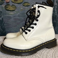 Dr. Marten’s Combat Boots, White with Black Laces. Size 7 US L 
