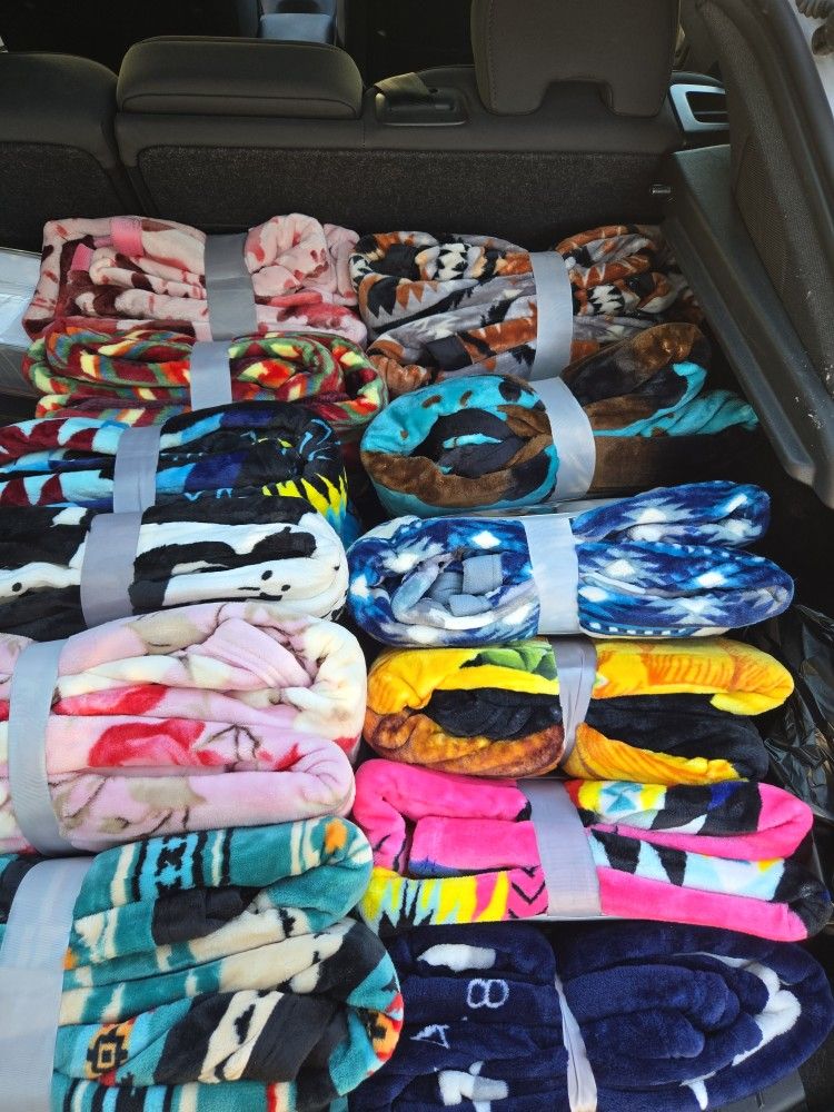 2 New King Extra Soft Flannel Blankets 😍