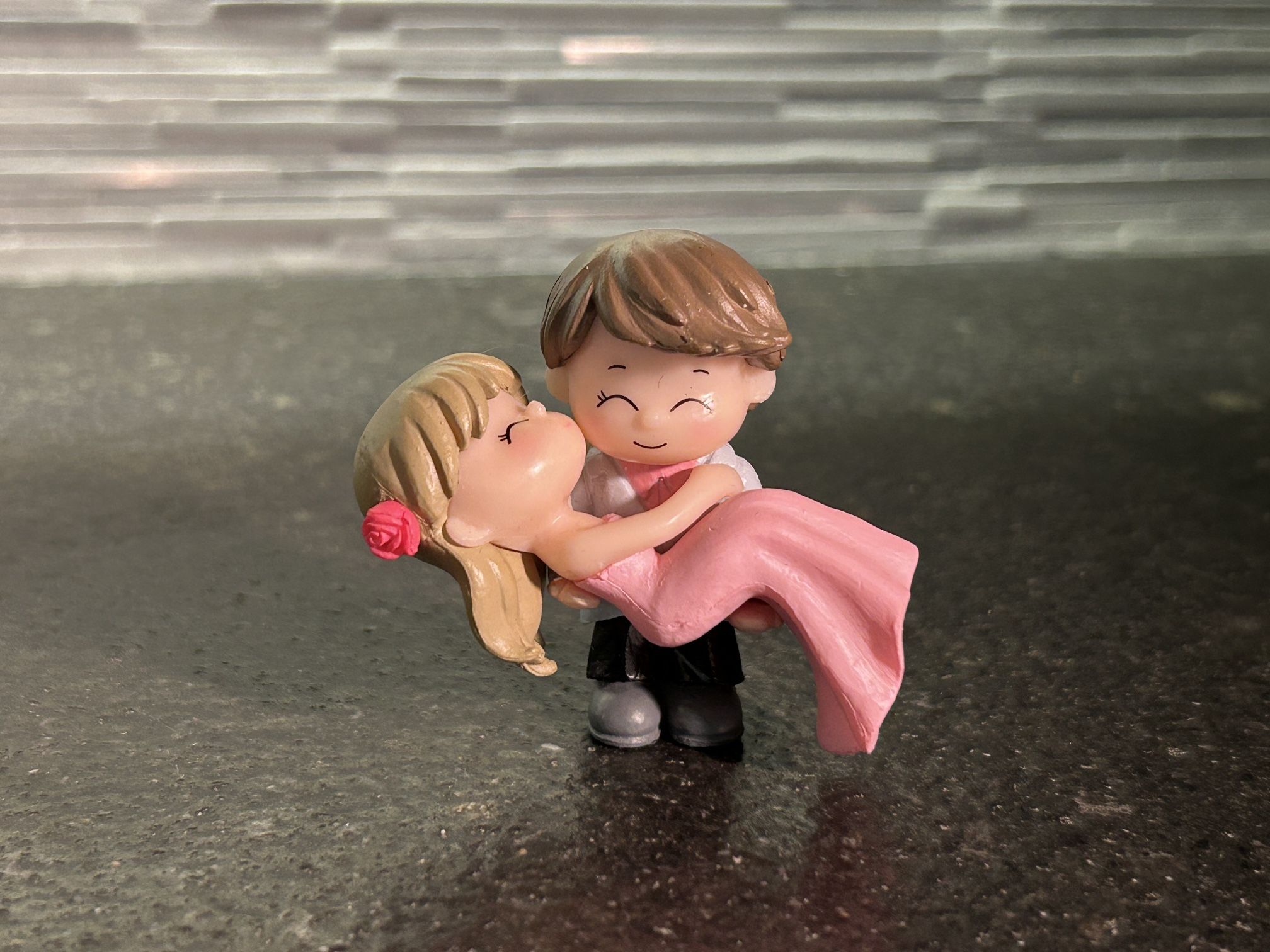 One Pair Cute Romantic Couple Miniature Showpiece For Husband & Wife