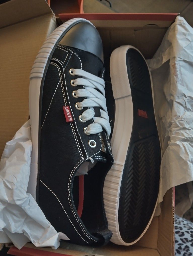 Men's Levi's Sneakers Black - New In Box Size 8  (Tenis De Hombre Talla 8 Nuevos!)