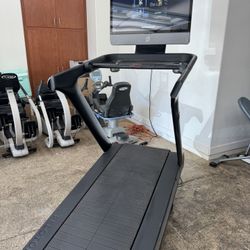Peloton Tread+ Plus - 32" Screen - Slat Belt
