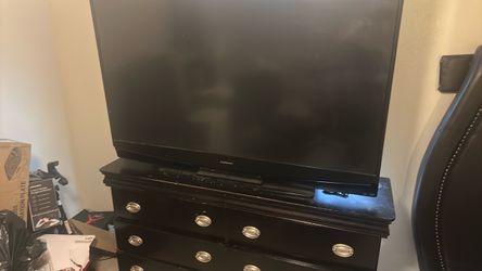 FREE Tv and dresser(Pending Pickup)