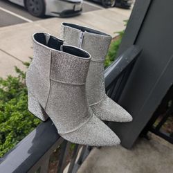 FANTASTIC COMFORTABLE SIZE 9BLING BOOTS 