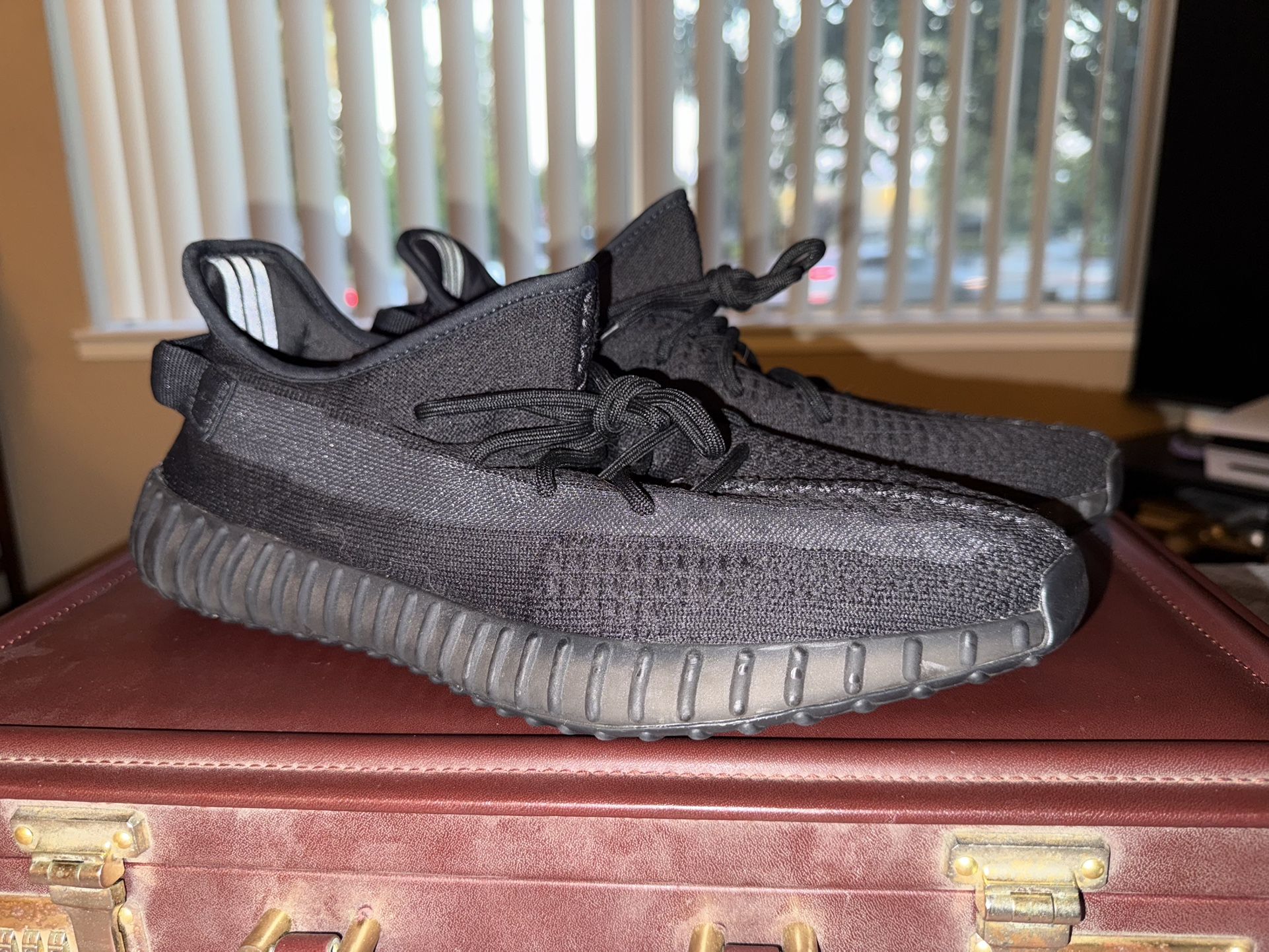 Adidas Yeezy Boost 350 V2 “ONYX” Size 13.5