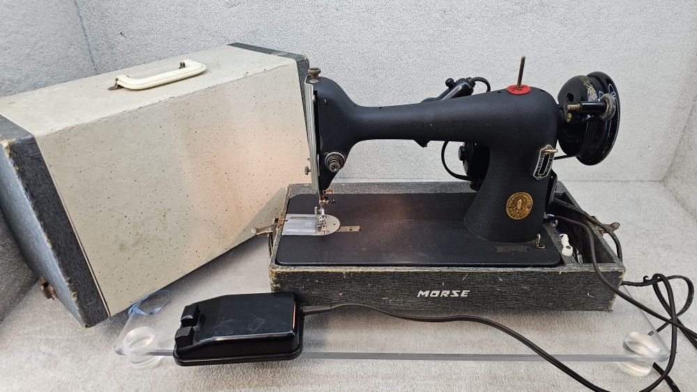 Vintage Singer sewing machine Working with Case BZ 6-8
