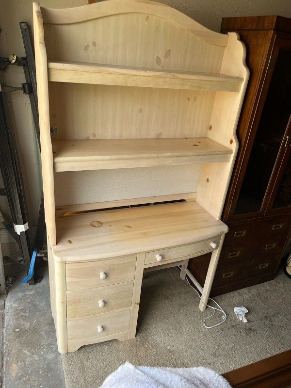 Stanley Desk And Hutch 