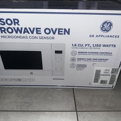 BRAND NEW MICROWAVE 