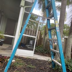 Werner 8 ft. Fiberglass Step Ladder Support 300 Pounds 