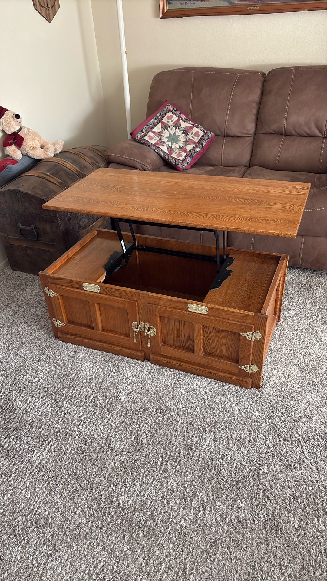 White Clad Coffee Lift Table