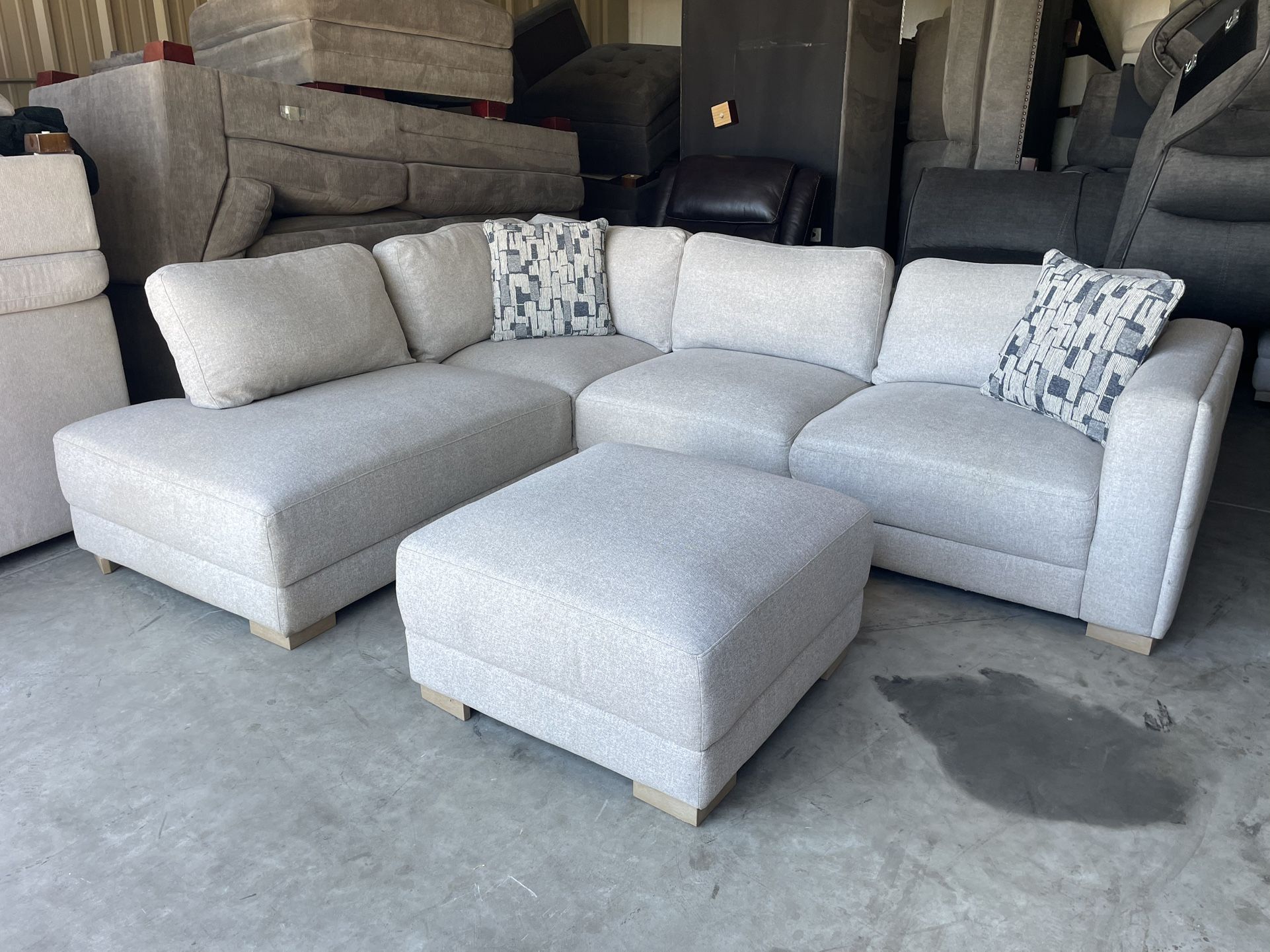 FABRIC SECTIONAL WITH OTTOMAN