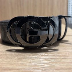Gucci belt with the Interlocking G buckle.