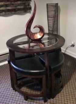 Elegant round mahogany table