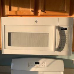 GE UNDER CABINET MICROWAVE WITH FAN 
