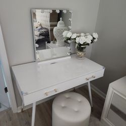 Beautiful Make Up Table With Light Up Mirror.Brand New 