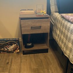Nightstand/sidetable