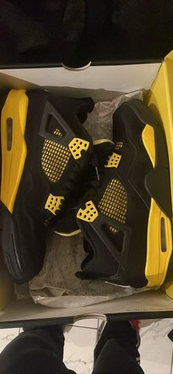 Jordan 4’s ( black / yellow )