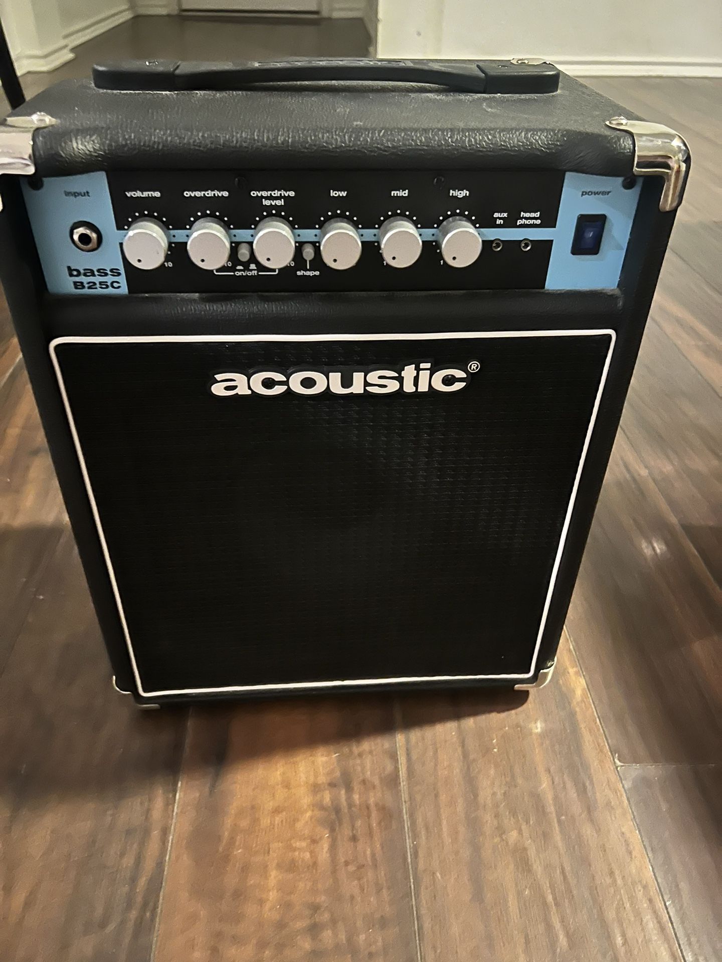 Acoustic B25C 1x8 25W Bass Combo With Tilt-Back Cab Black