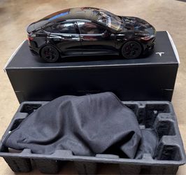 Tesla model 3 1/18 scale diecast black/brand new