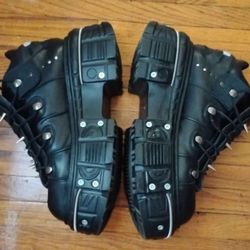 Black Hot topic boots for men and women to wear