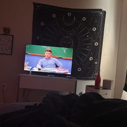 43 Inch smart tv / Brand New wall Mount Included 