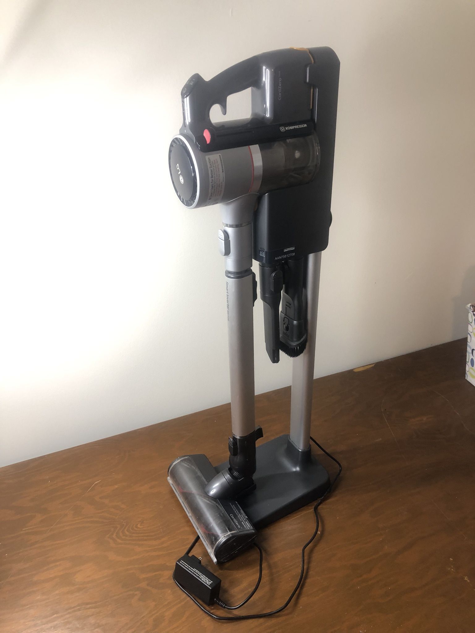 Like New LG CordZero A9 Kompressor Stick Vacuum w/2 Batteries