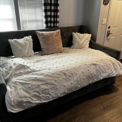 Twin Size Daybed. Trundle 