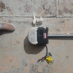 Genie 1055 Garage door opener motor With key pad & remote used for about 5 months 