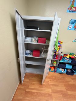 Hon metal cabinet (closes with handle and key)