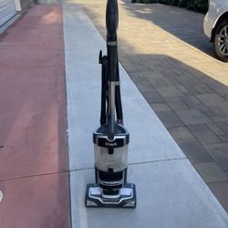 Shark Lift Away Navigator Vacuum Cleaner