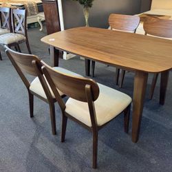 Dining table and chair set (5 pieces)，$420