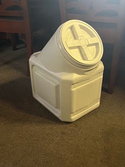 The Gamma Vittles Vault pet food storage container is designed to keep kibble fresh