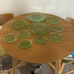 VARIOUS PIECES OF VINTAGE GREEN DEPRESSION GLASS