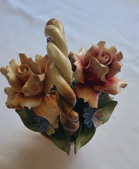 Capodimonte Basket With 2 Beautiful Roses 