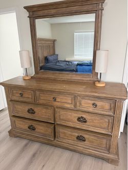 7-Drawer Dresser with Mirror – Clean & Sturdy