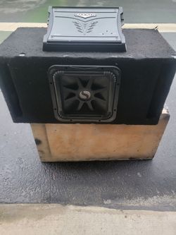 UNA BOCINA KICKER Y AMPLIFIER