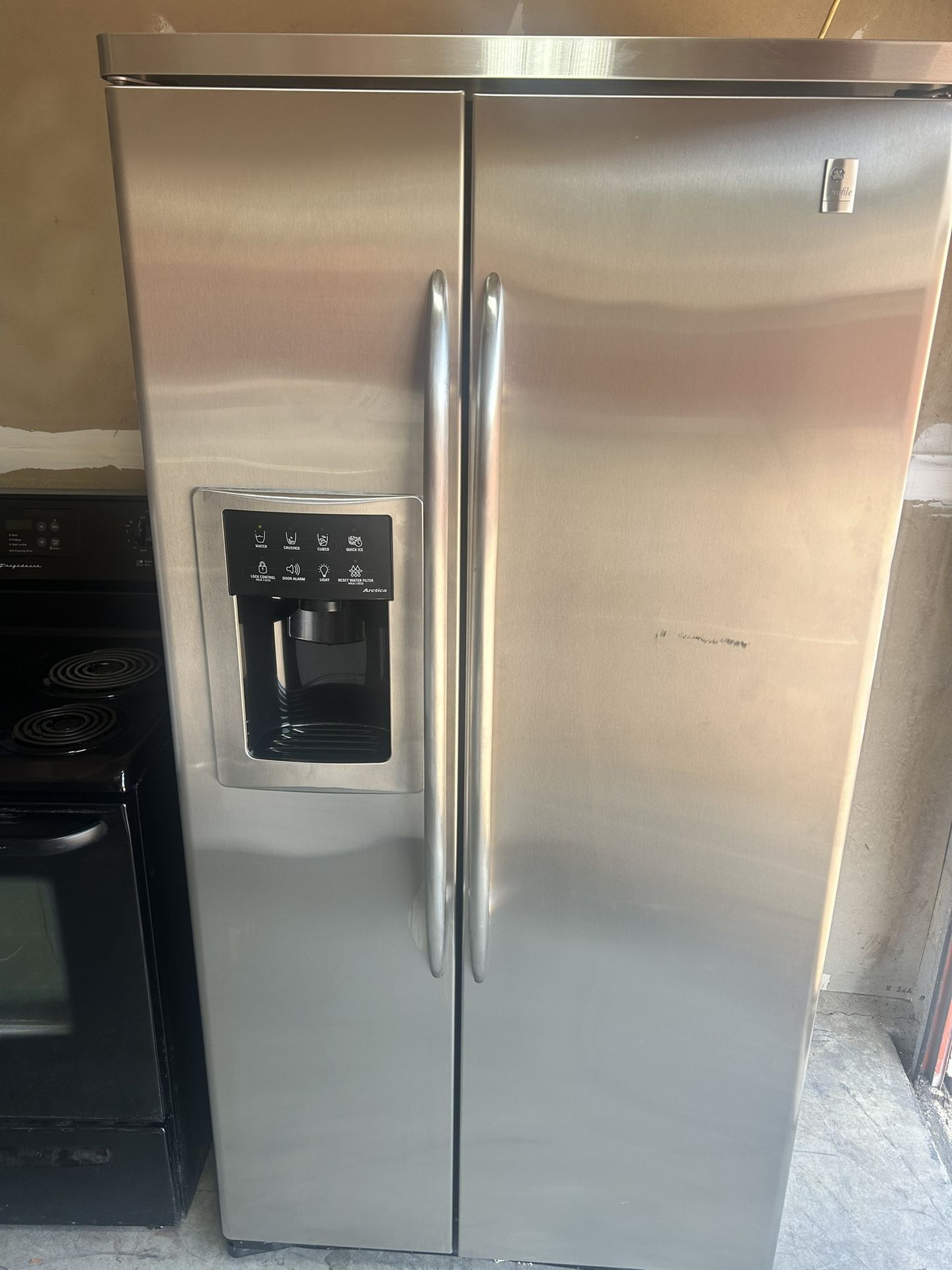 ⭐️NICE CLEAN GE STAINLESS COUNTER DEPTH SIDE BY SIDE REFRIGERATOR⭐️