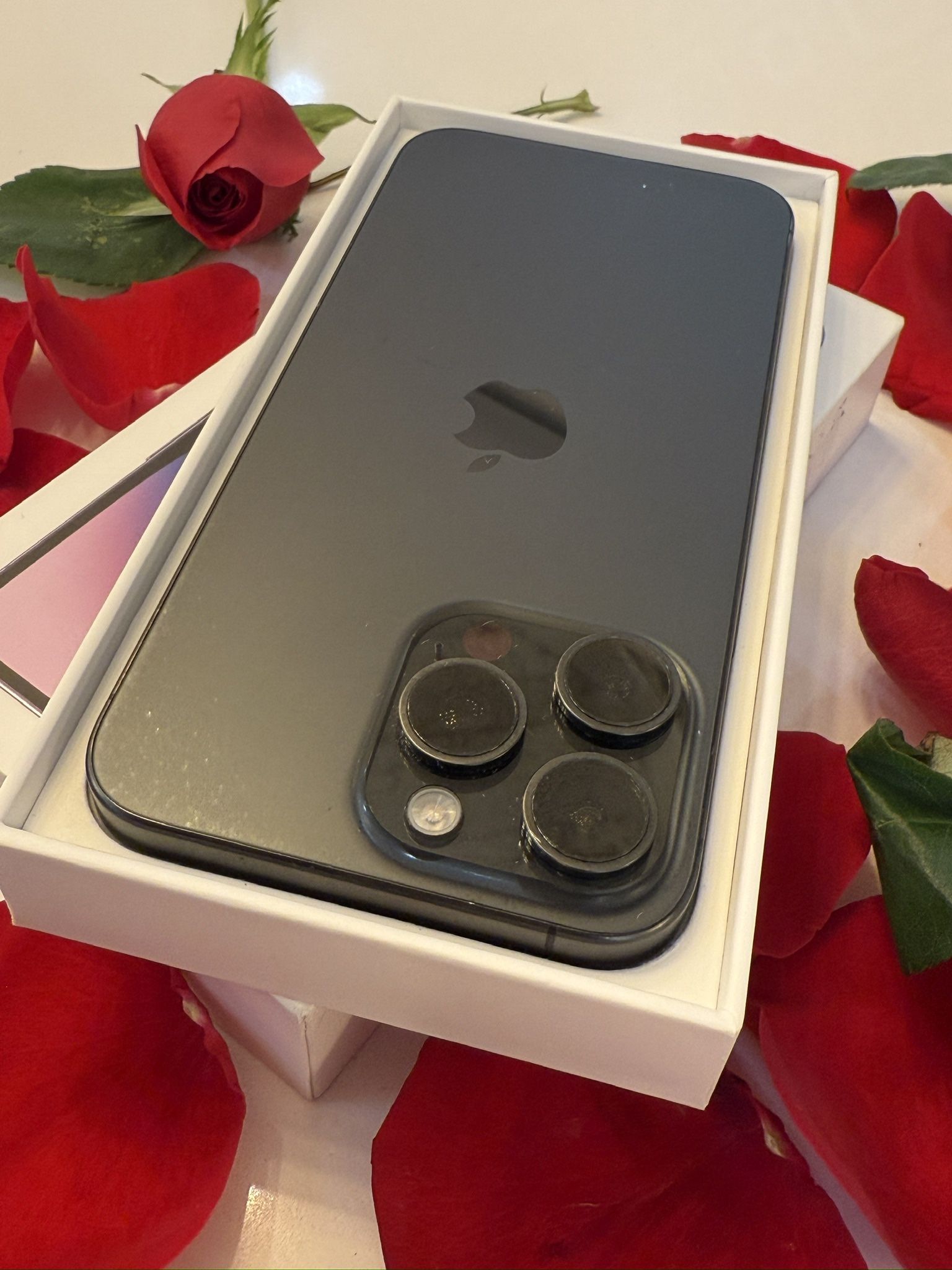 GORGEOUS IPHONE 15 PRO MAX 256GB UNLOCKED + ORIGINAL CHARGER