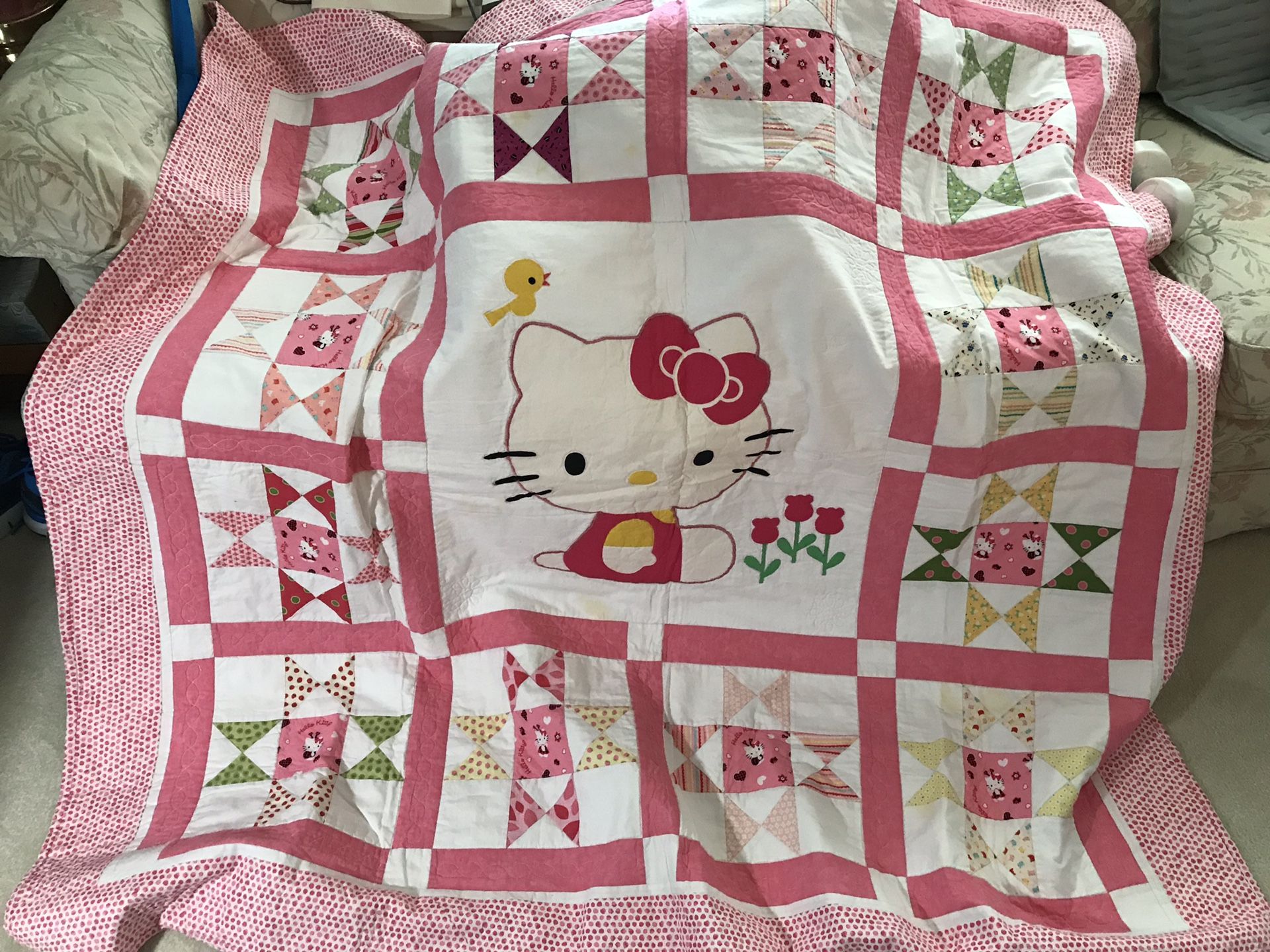 BEAUTIFULLY HAND SOWN ..... HELLO KITTY quilt must see to appreciate
