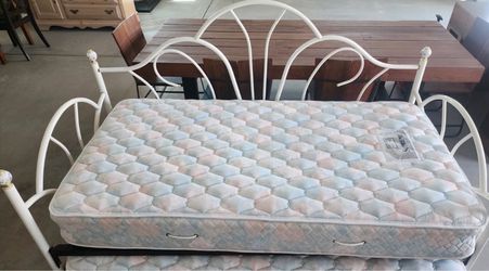 White Metal Daybed with Trundle and Mattresses
