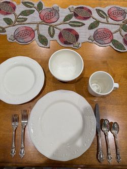 38 Piece Dinnerware: 8 place settings of 4 pieces per setting PLUS 4 accessories.