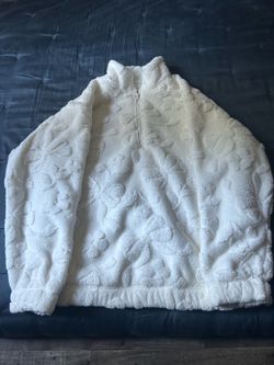 Women’s medium fluffy quarter zip