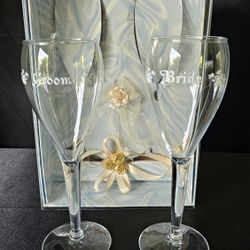 Classic Vintage 1973 Treasure Masters Wedding Bride/Groom Champagne Glasses