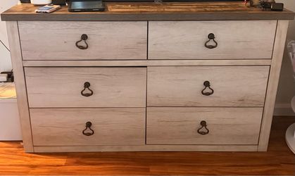 Rustic Farmhouse 6-Drawer Dresser – Good Condition