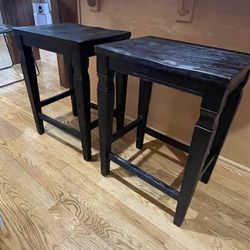 2 bar stools